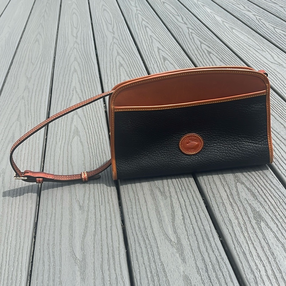 ❄️ Dooney & Burke Small Leather Shoulder Bag